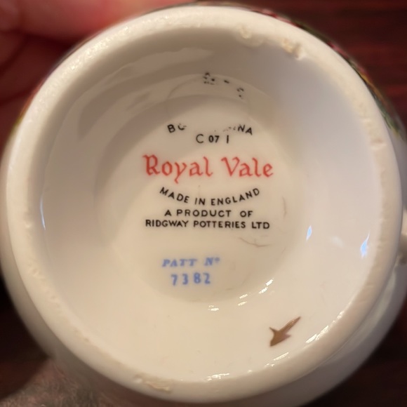 Royal Vale English Cottage Tea cup & saucer - Picture 6 of 7